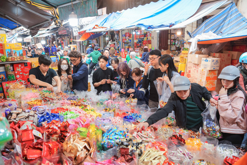 Nhu cầu tiêu thụ thực phẩm tăng cao trong dịp Tết Nguyên đán và mùa Lễ hội. (Ảnh: TTXVN/Vietnam+)
