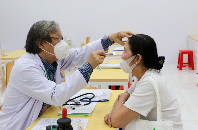 Bác sỹ khám bệnh và tư vấn sức khỏe cho dân. (Ảnh: TTXVN/Vietnam+)