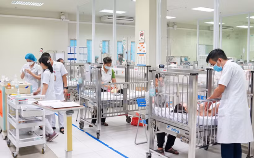 Khoa Cấp cứu và Chống độc (Bệnh viện Nhi Trung ương) đã tiếp nhận nhiều trường hợp bị chó cắn, trong đó có trẻ đa chấn thương nghiêm trọng. (Ảnh: PV/Vietnam+)