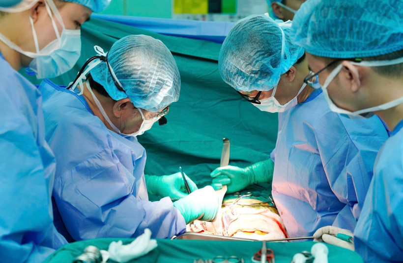 Các bác sỹ thực hiện ghép thận cho bệnh nhân suy thận mạn giai đoạn cuối. (Ảnh: TTXVN phát)