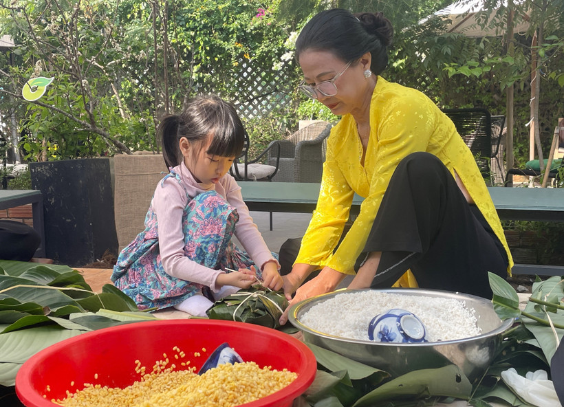 Một cách đơn giản để chăm sóc sức khỏe tinh thần dịp Tết là mỗi người tự thưởng cho mình một bữa ăn ngon với món ăn yêu thích. (Ảnh: TTXVN/Vietnam+)