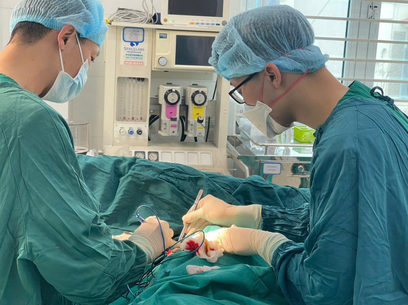 Các bác sỹ thực hiện ca phẫu thuật cho bệnh nhân. (Ảnh: PV/Vietnam+)