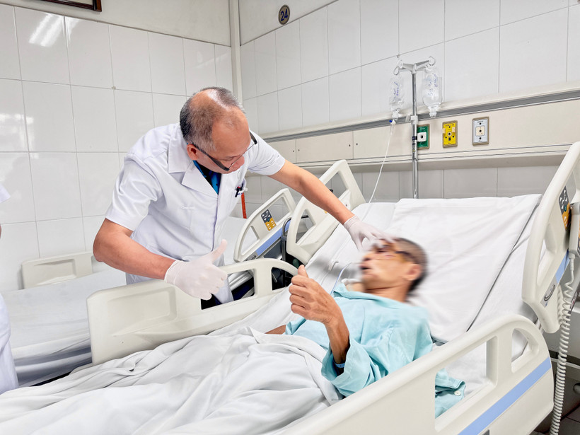 Bác sỹ kiểm tra tình trạng của bệnh nhân sau phẫu thuật. (Ảnh: PV/Vietnam+)