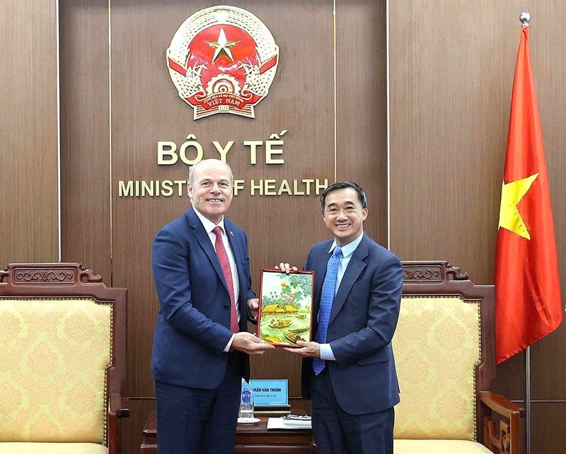 Thứ trưởng Bộ Y tế Trần Văn Thuấn tặng quà lưu niệm của Bộ Y tế đến Đại sứ James Nickel. (Ảnh: T.M)