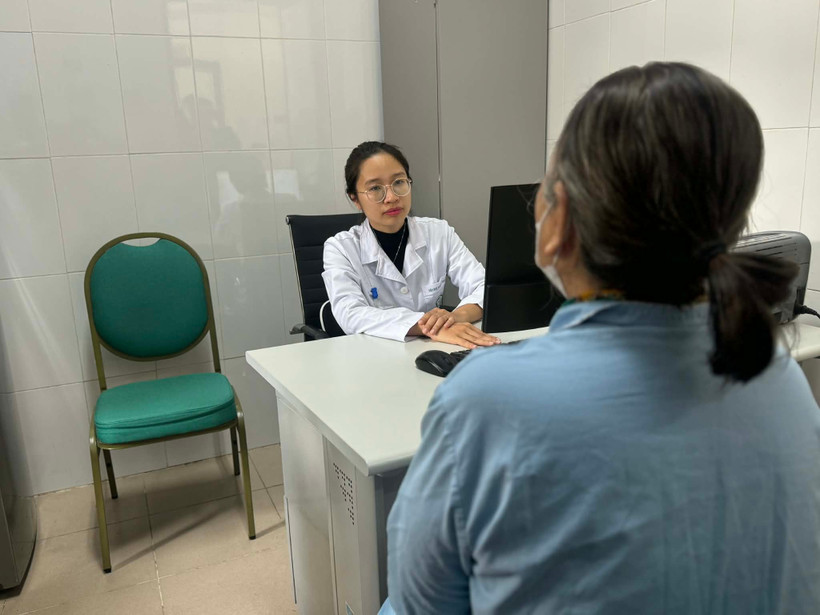 Bác sỹ Viện Sức khỏe Tâm thần theo dõi sức khỏe cho một bệnh nhân trong tình trạng sa sút trí tuệ. (Ảnh: PV/Vietnam+)