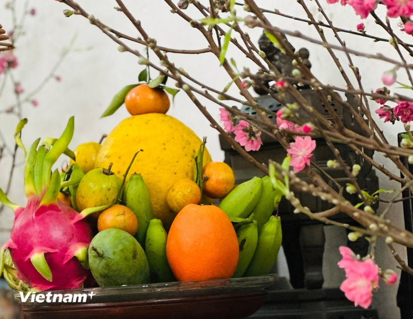 Mâm ngũ quả ngày Tết với nhiều loại quả khác nhau. (Ảnh: PV/Vietnam+)