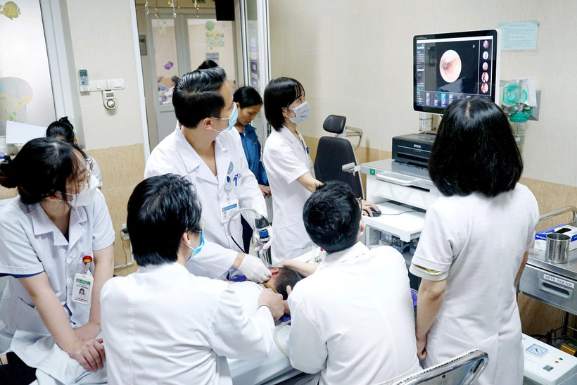 Các bác sỹ thực hiện thăm khám cho bệnh nhân. (Ảnh: PV/Vietnam+)