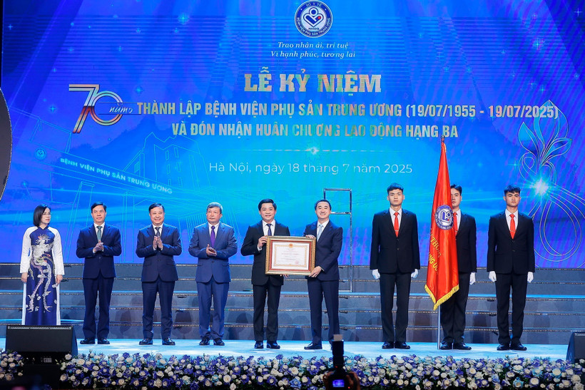 Thừa ủy quyền của Chủ tịch nước, Thứ trưởng Bộ Y tế Trần Văn Thuấn trao Huân chương Lao động hạng Ba cho Bệnh viện Phụ sản Trung ương. (Ảnh: Minh Quyết/TTXVN)