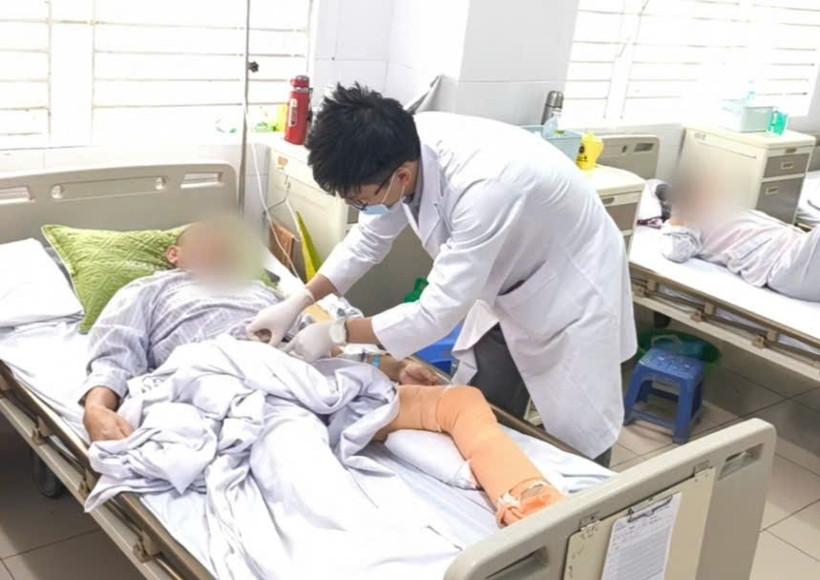 Bác sĩ theo dõi sức khỏe cho bệnh nhân. (Ảnh: PV/Vietnam+)