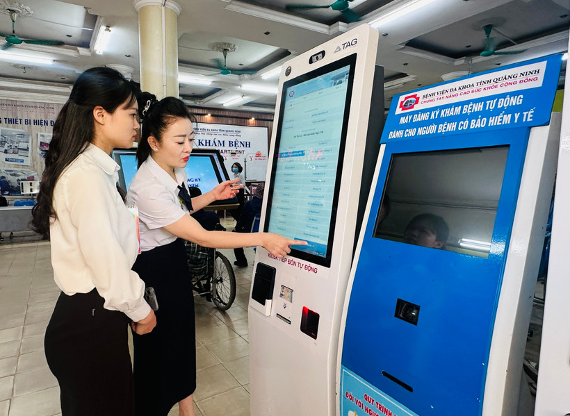 Máy đăng ký khám bệnh tự động tại Bệnh viện Đa khoa tỉnh Quảng Ninh. (Ảnh: T.G/Vietnam+)