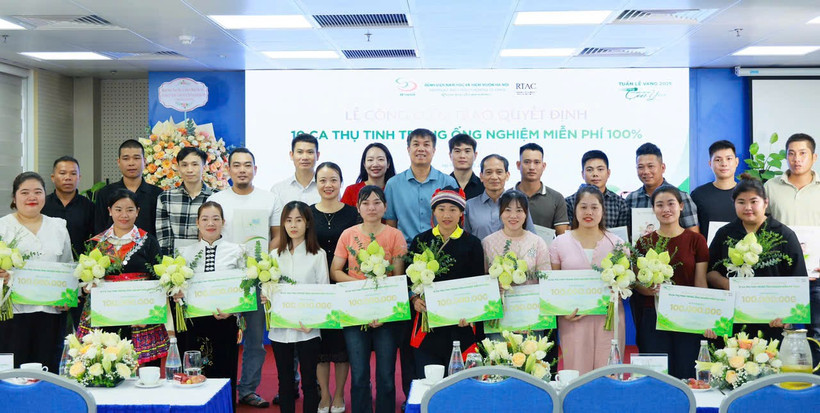 Trao quyết định 10 ca thụ tinh trong ống nghiệm miễn phí 100% cho các gia đình. (Ảnh: PV/Vietnam+)