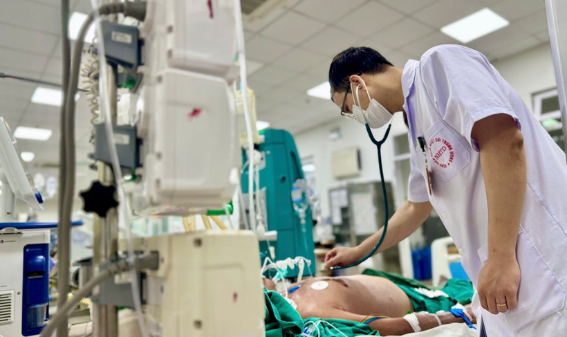 Bác sỹ thăm khám, điều trị cho bệnh nhân. (Ảnh: PV/Vietnam+)