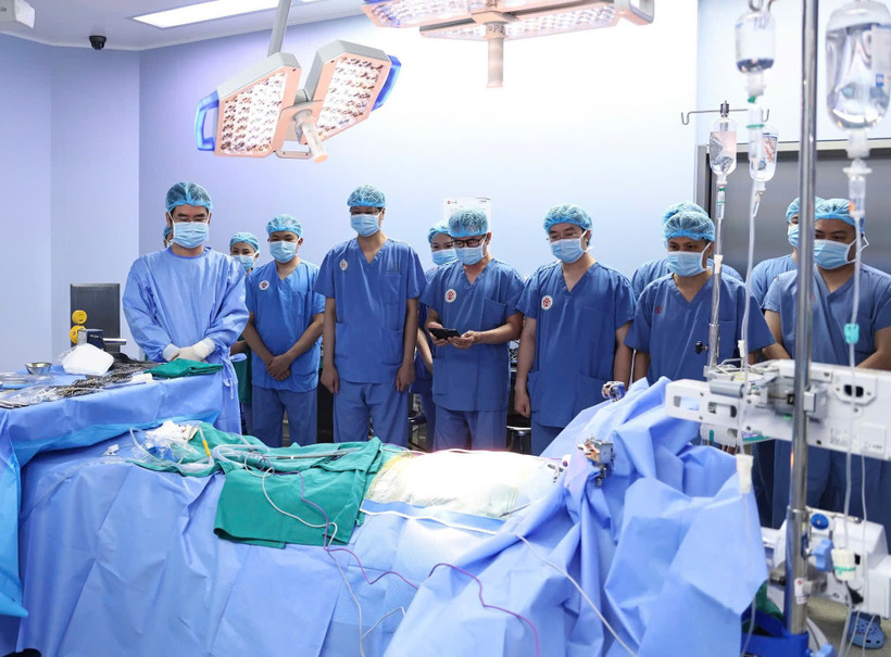 Đội ngũ y bác sỹ tri ân nghĩa cử cao đẹp của người hiến tạng. (Ảnh: PV/Vietnam+)