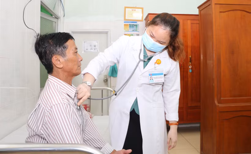 Người dân tham gia khám sức khỏe, khám sàng lọc tại Trung tâm Y tế khu vực Cao Lãnh 1. (Ảnh: Hồng Thái/TTXVN)