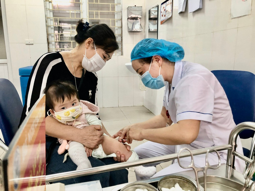 Tiêm phòng vaccine sởi cho trẻ em tại Hà Nội. (Ảnh: PV/Vietnam+)