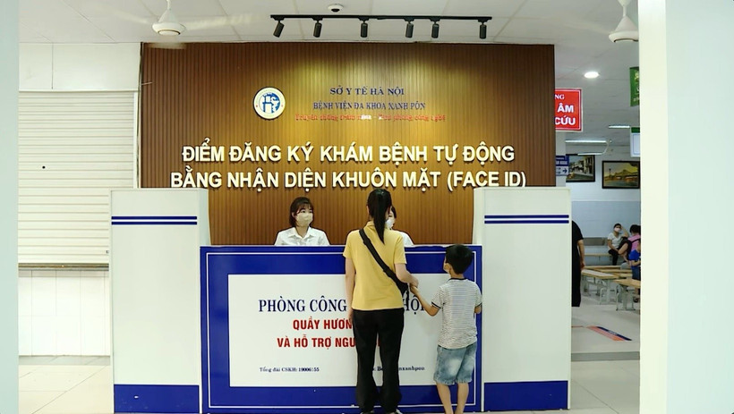 Điểm đăng ký khám bệnh tự động bằng nhận diện khuôn mặt tại Bệnh viện Xanh Pôn. (Ảnh: PV/Vietnam+)