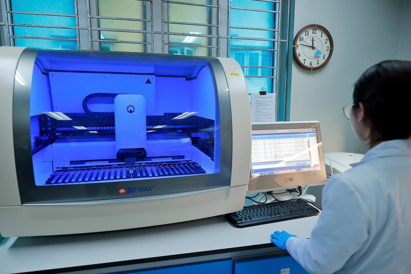 Bên trong phòng xét nghiệm vi sinh chẩn đoán bệnh lao tại Bệnh viện Phổi Trung ương. (Ảnh: Minh Quyết/TTXVN)