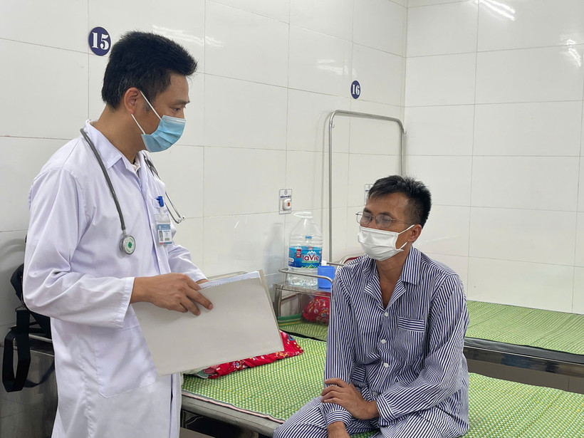 Bác sỹ điều trị cho bệnh nhân mắc sốt rét tại Viện Sốt rét-Ký sinh trùng-Côn trùng Trung ương. (Ảnh: PV/Vietnam+)