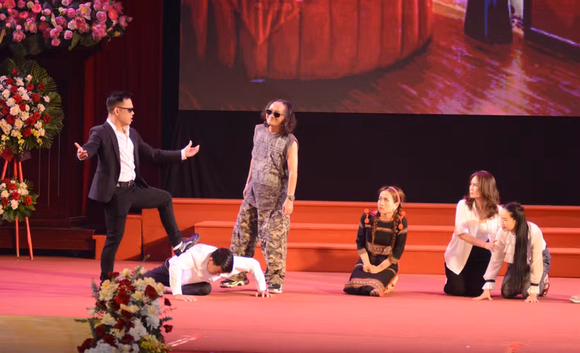 Tiết mục tiểu phẩm tại Lễ phát động chung tay phòng, chống mua bán người. (Ảnh: Văn Dũng/TTXVN)