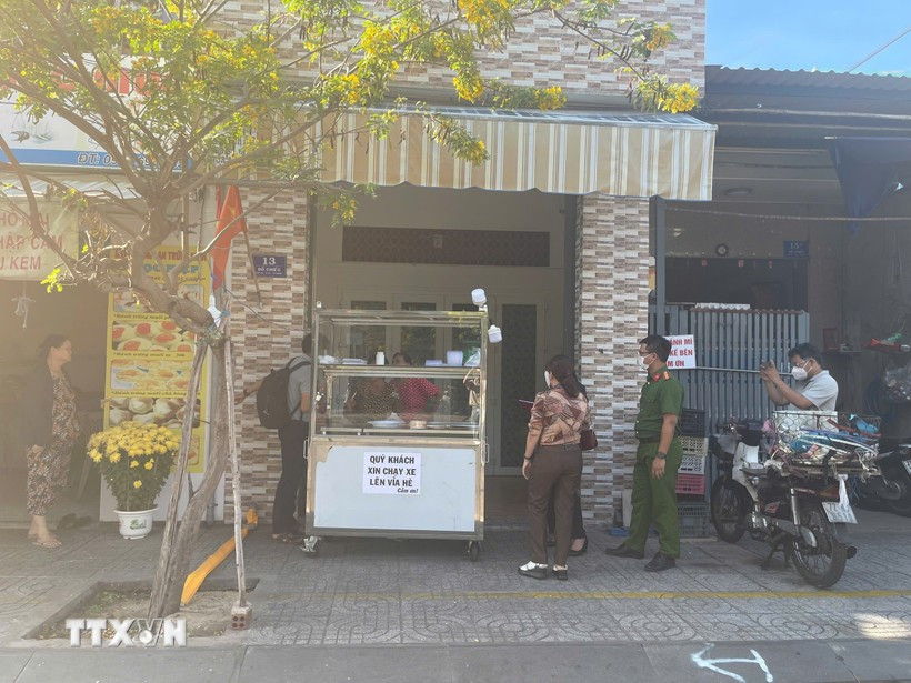 Đoàn kiểm tra của phường Vũng Tàu kiểm tra tiệm bánh mỳ nghi nhiều người có dấu hiệu ngộ độc sau khi ăn. (Ảnh: Hoàng Nhị/TTXVN)