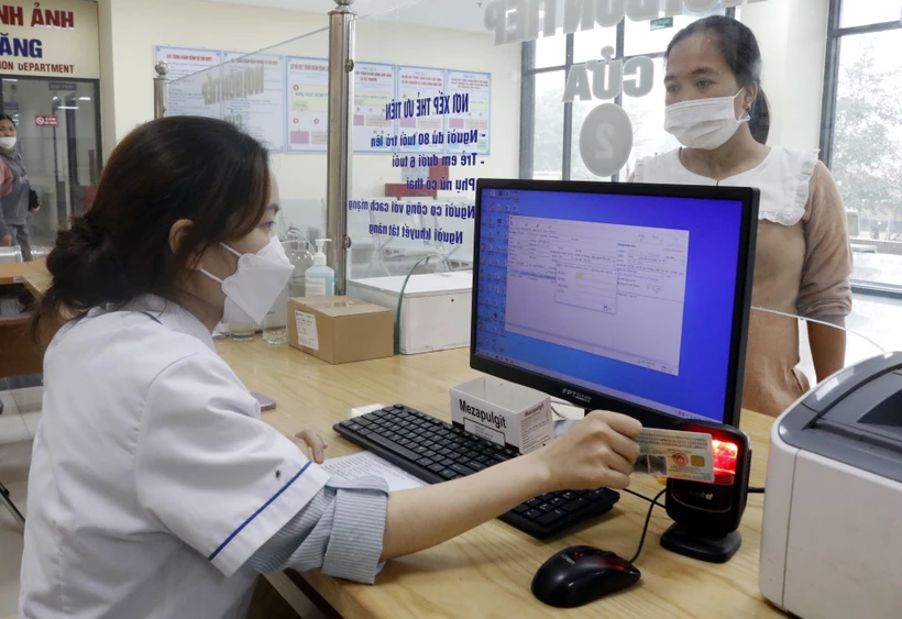 Người dân đăng ký khám chữa bệnh bằng căn cước công dân. (Ảnh: Đồng Thúy/TTXVN)