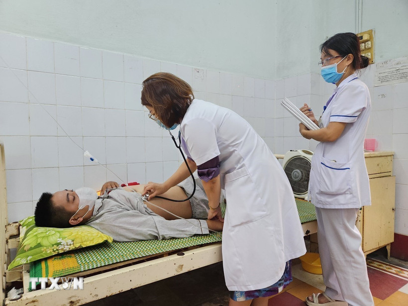 Kiểm tra sức khỏe cho người bệnh sốt xuất huyết Dengue tại Trung tâm Y tế thành phố Huế. (Ảnh: Mai Trang/TTXVN) 