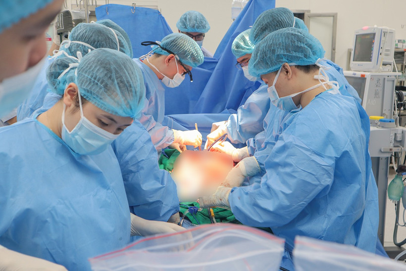 Các bác sỹ thực hiện hoạt động lấy ghép mô tạng. (Ảnh: PV/Vietnam+)