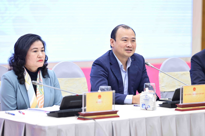 Thứ trưởng thường trực Bộ Văn hóa Thể thao và Du lịch Lê Hải Bình trả lời câu hỏi của phóng viên các cơ quan báo chí. (Ảnh: Minh Đức/TTXVN)