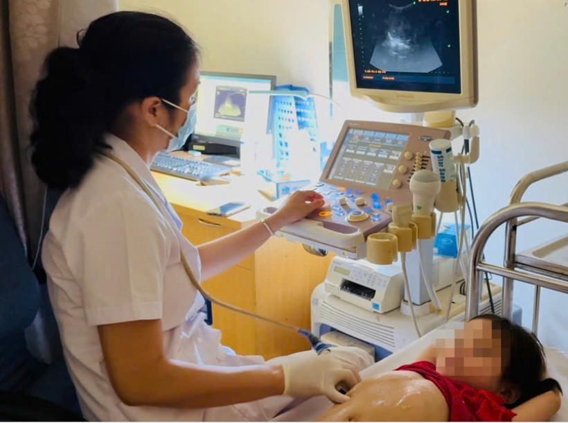 Bác sỹ siêu âm, kiểm tra cho bệnh nhân. (Ảnh: PV/Vietnam+)