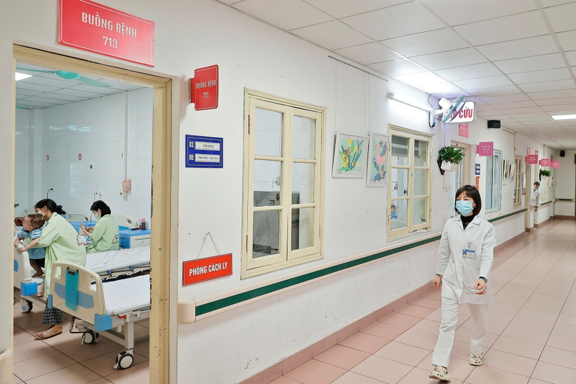 Bệnh nhi mắc sởi được tách riêng, tránh lây nhiễm tại một bệnh viện ở Hà Nội. (Ảnh: Minh Quyết/TTXVN) 