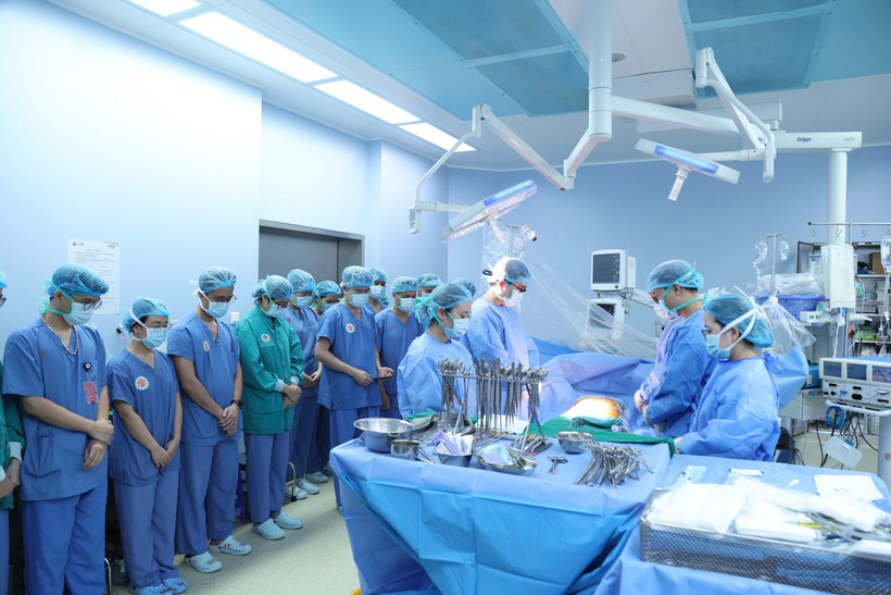 Đội ngũ y bác sỹ tri ân tấm lòng cao cả của nhân viên y tế của Bệnh viện Hữu Nghị. (Ảnh: PV/Vietnam+)