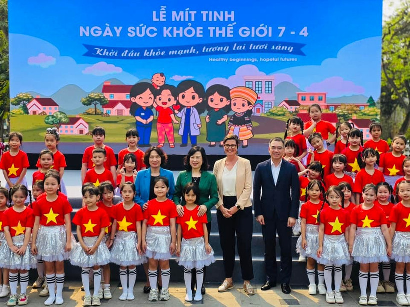 Các đại biểu chụp ảnh tại Lễ mít-tinh hưởng ứng Ngày Sức khỏe Thế giới năm 2025. (Ảnh: PV/Vietnam+)