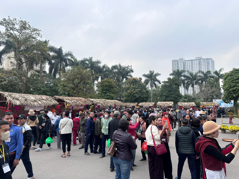 15 gian hàng đã được dựng lên với nhiều túi quà được gửi trao tới người bệnh. (Ảnh: T.G/Vietnam+)