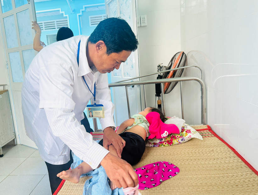 Nhân viên y tế khám, theo dõi sức khoẻ cho trẻ em tại tỉnh Trà Vinh. (Ảnh: T.G/Vietnam+)