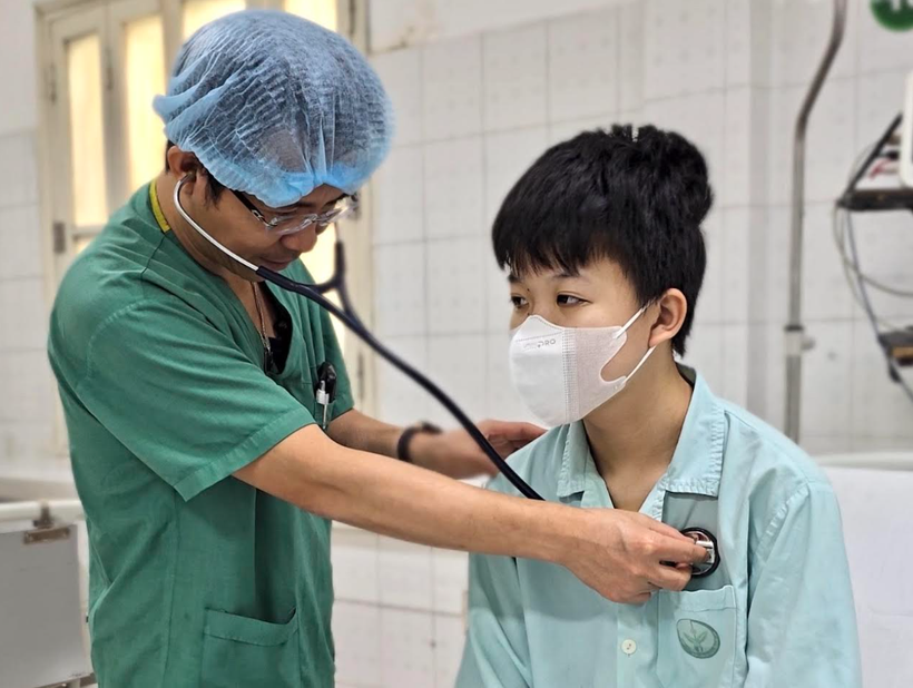 Bác sĩ theo dõi, khám lại cho bệnh nhân sau ghép tim. (Ảnh: PV/Vietnam+)