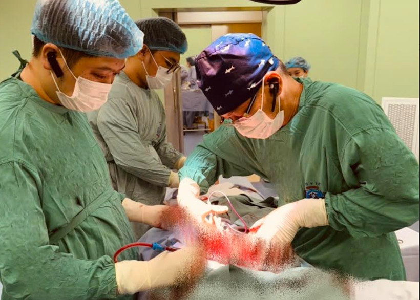 Các bác sỹ thực hiện ca phẫu thuật cho bệnh nhân. (Ảnh: PV/Vietnam+)
