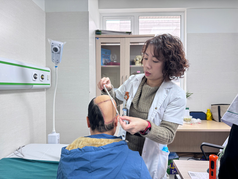 Bác sỹ theo dõi tình trạng của bệnh nhân sau phẫu thuật. (Ảnh: PV/Vietnam+)