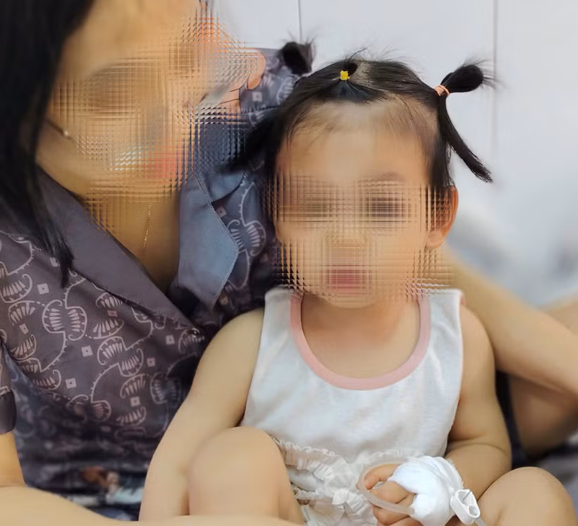 Bệnh nhi sau phẫu thuật được bác sỹ chỉ định tiêm huyết thanh và vaccine phòng dại theo phác đồ. (Ảnh: PV/Vietnam+)