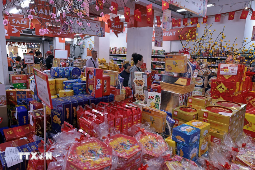 Đa dạng hàng Tết bày bán tại các siêu thị. (Ảnh: Trần Việt/TTXVN)