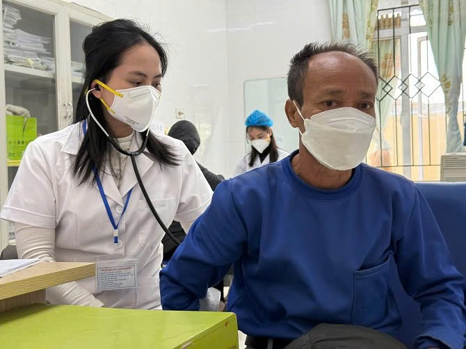 Cán bộ y tế Trung tâm y tế huyện Ba Vì khám cho bệnh nhân lao. (Ảnh: PV/Vietnam+) 