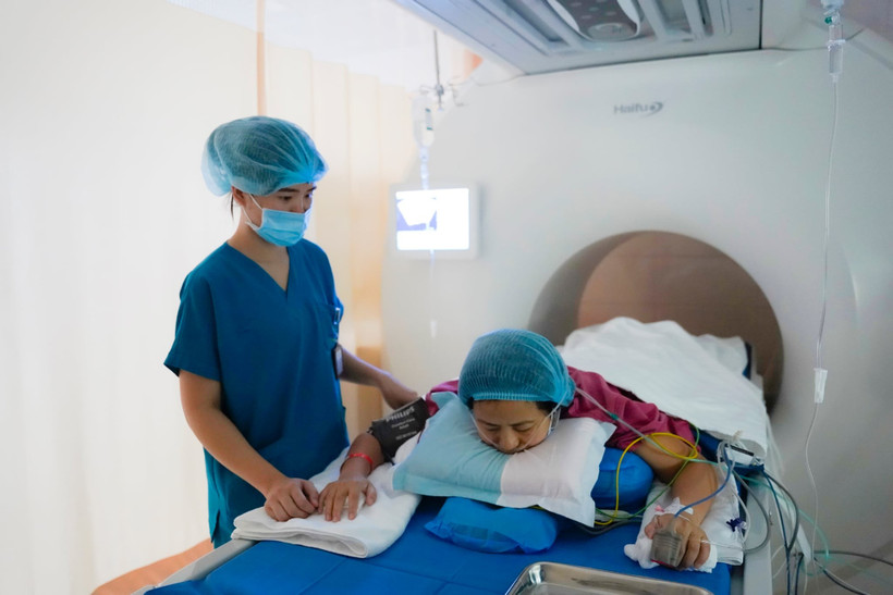 Một bệnh nhân điều trị các khối u bằng sóng siêu âm hội tụ cường độ cao dưới hướng dẫn của siêu âm (US - HIFU). (Ảnh: PV/Vietnam+)