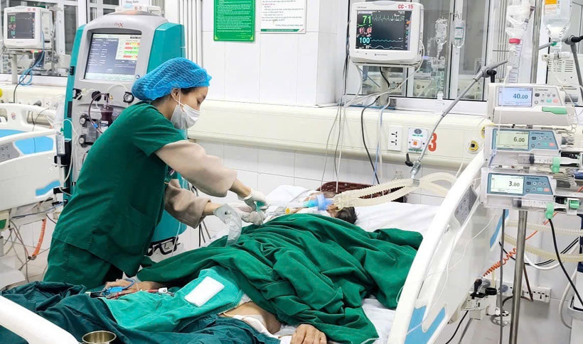 Nhân viên y tế theo dõi sức khỏe cho bệnh nhân ngộ độc rượu điều trị tại Bệnh viện Bệnh Nhiệt đới Trung ương. (Ảnh: PV/Vietnam+)