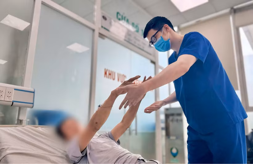 Bác sỹ Bệnh viện Bệnh Nhiệt đới Trung ương theo dõi sức khỏe cho bệnh nhân. (Ảnh: PV/Vietnam+)