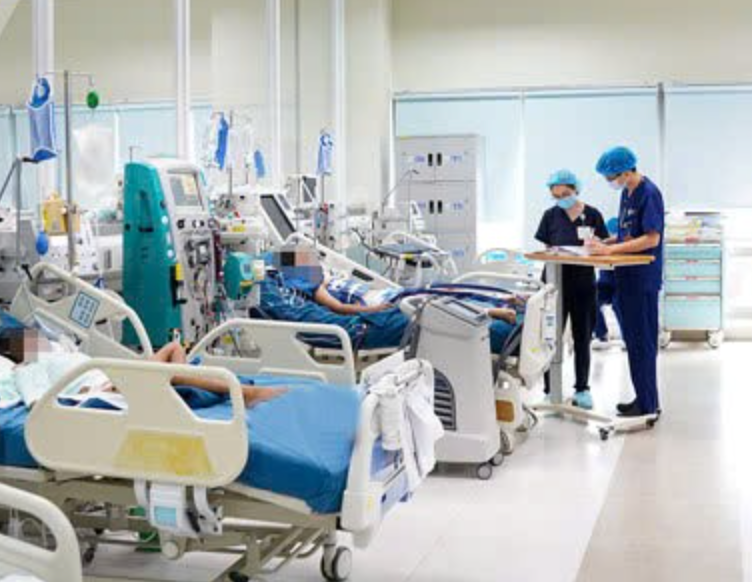 Bệnh nhi được điều trị tích cực tại khoa Điều trị tích cực Nội khoa, Bệnh viện Nhi Trung ương. (Ảnh: BVCC)