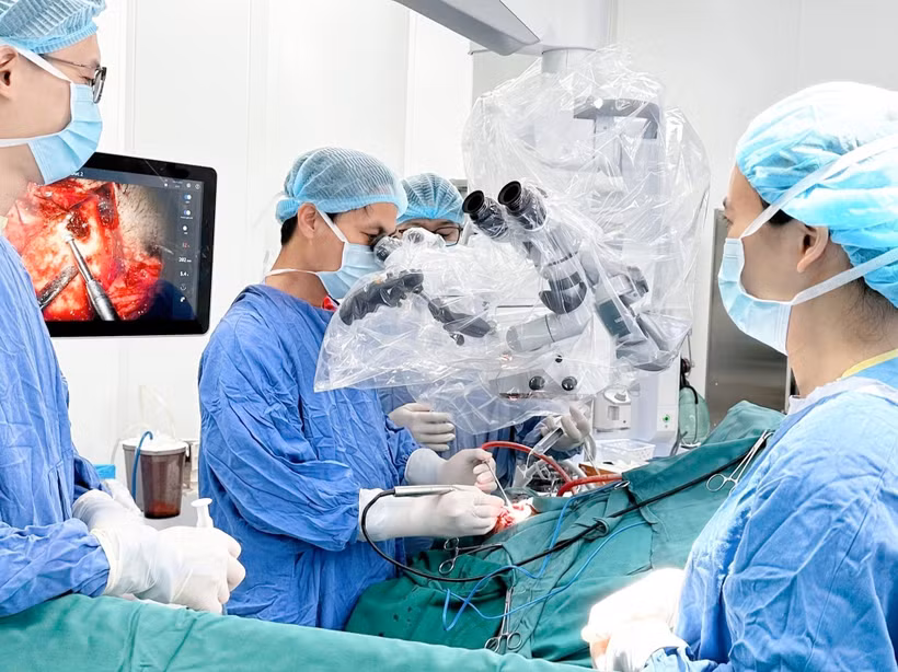 Tiến sỹ Nguyễn Thanh Xuân đang phẫu thuật sọ não cho bệnh nhân tại Bệnh viện Hữu nghị Việt Đức cơ sở Ninh Bình. (Ảnh: PV/Vietnam+)