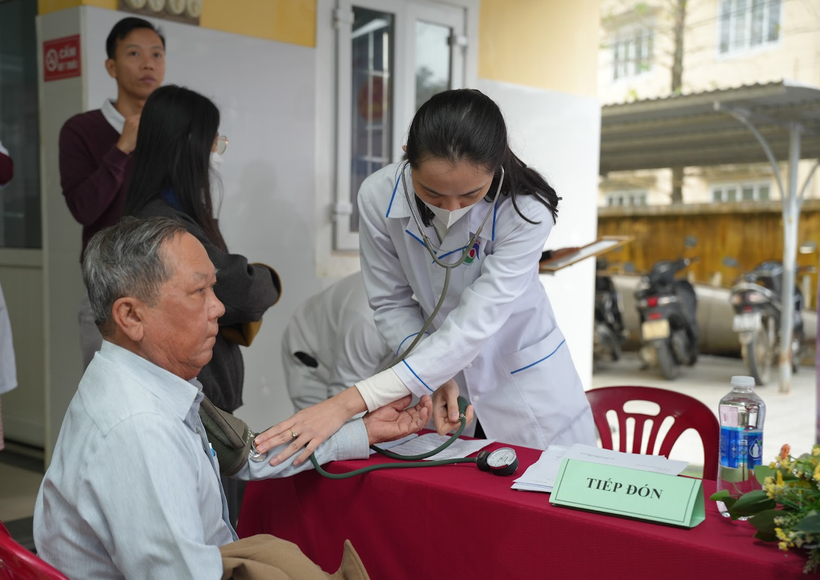 Tại Chương trình, có 300 người dân được thăm khám các chuyên khoa nội, da liễu, mắt, răng hàm mặt... (Ảnh: PV/Vietnam+)