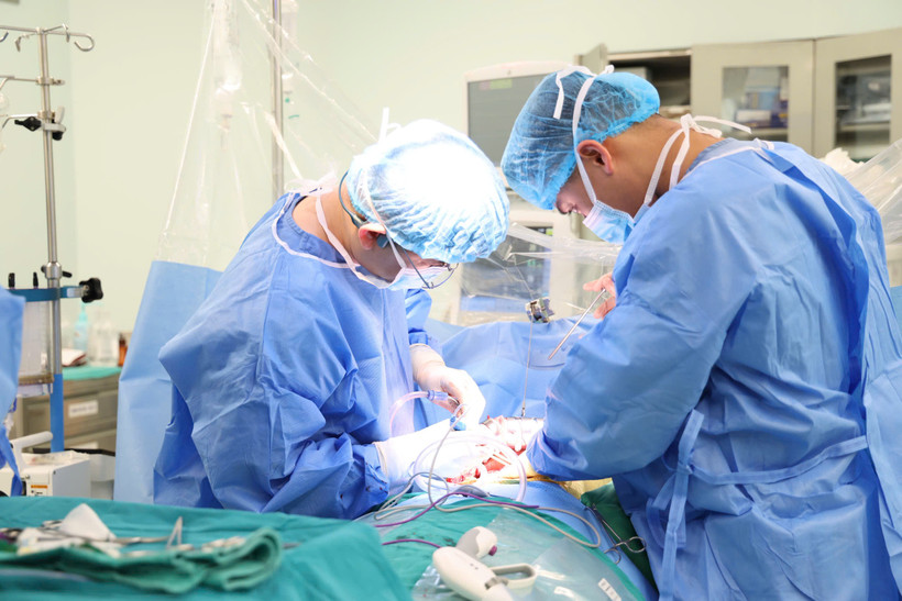 Các bác sỹ thực hiện ca ghép tạng cho bệnh nhân. (Ảnh: PV/Vietnam+)