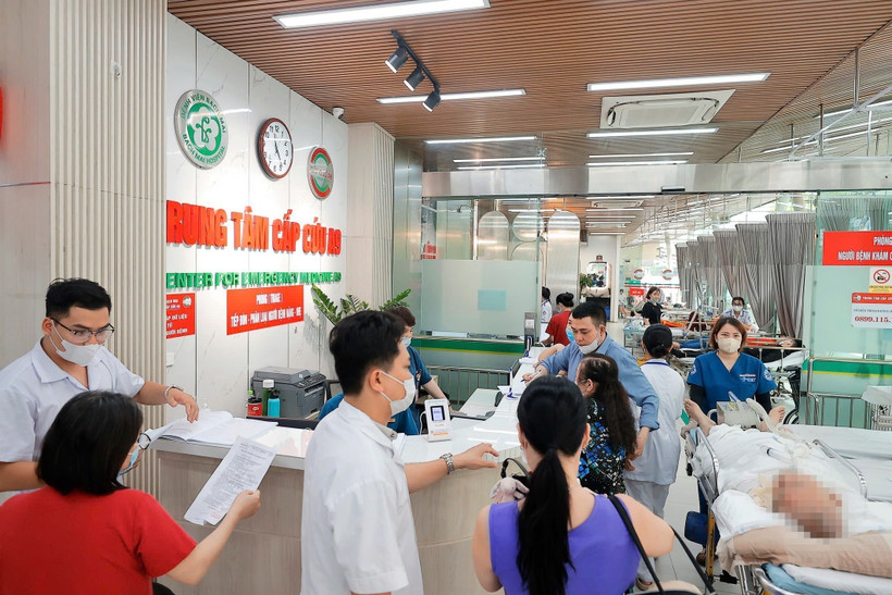 Công tác chăm sóc, điều trị cho bệnh nhân tại Trung tâm Cấp cứu A9, Bệnh viện Bạch Mai. (Ảnh: Minh Quyết/TTXVN)