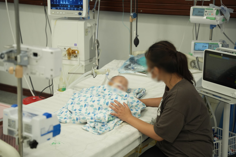 Bé trai trong tình trạng suy hô hấp nguy kịch do uống phải tinh dầu đuổi muỗi. (Ảnh: PV/Vietnam+)