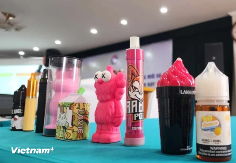 Các loại thuốc lá thế hệ mới "núp bóng" hình ảnh đồ chơi, mỹ phẩm. (Ảnh: PV/Vietnam+)